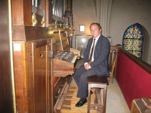 Pierre PINCEMAILLE au clavier de St Nicolas de NEAUPHLE.