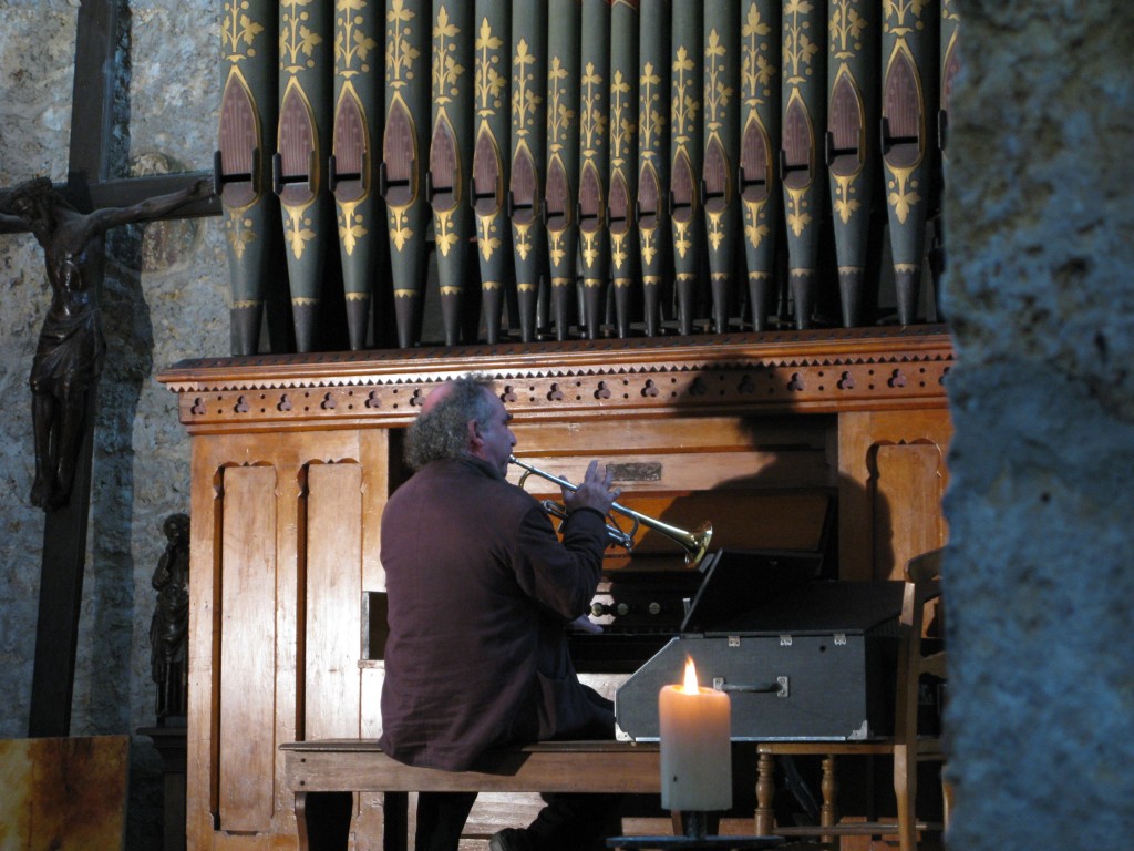 Francis VIDIL au clavier de l'orgue de Notre Dame de LA ROCHE.