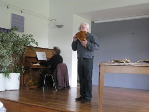 Georges SCHMITT à la flûte de Pan, Francis VIDIL au piano.