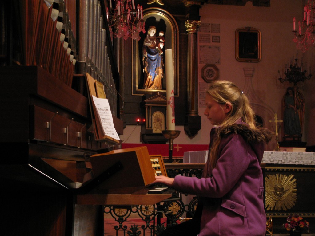 Mélodie MICHEL au clavier de l'orgue: une jeune interprète qui promet !