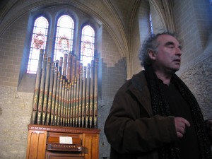 Francis VIDIL devant l'orgue de N.D. de La Roche.